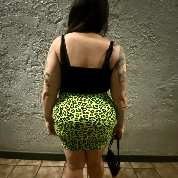 ❌SOLD❌ Plus size Leopard neon mini Skirt - Picture 2 of 4